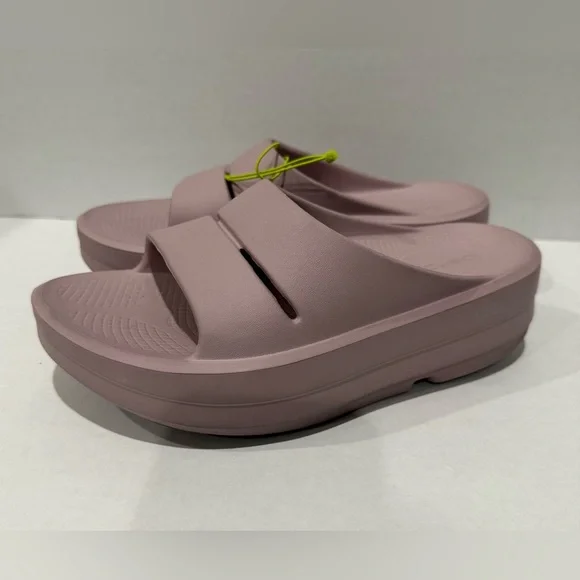 OOFOS Slides Size 8 - Picture 1 of 7